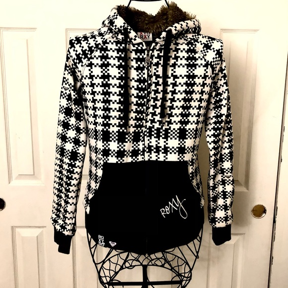 Roxy Jackets & Blazers - ✅ROXY 🤎plaid black & white hooded jacket -faux fur lining - 2 front pockets
